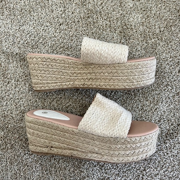 Never worn- size 8.5 crocheted platform sandals - Picture 2 of 3